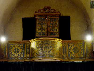 ...oltre alla cantoria lignea del XVIII secolo con balaustra e cassa dell�organo decorate da motivi oro e azzurri